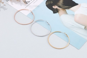 Detailansicht großer runder Creolen mit Spiralstruktur in Gold, Silber und Roségold-Finish
