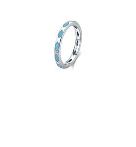 Détail macro d'une bague en argent S925 avec marquise sertie de turquoise élégante