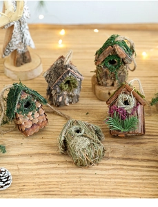 Détails de nichoirs décoratifs faits main en bois naturel avec mousse et écorce