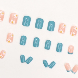 Faux ongles courts ronds avec motifs de marguerites bleu clair et finition brillante