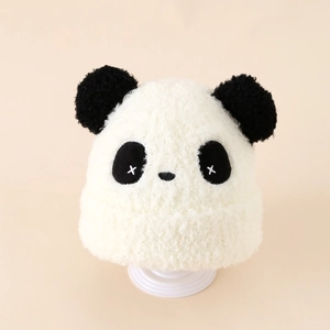 Gros plan détaillé du bonnet panda en tricot duveteux avec texture épaisse et broderies