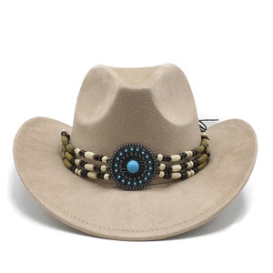Détail d'un chapeau de cowboy en daim avec perles turquoise et ruban ethnique
