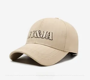 Détail d'une casquette en coton kaki avec broderie NY&JA et visière incurvée élégante
