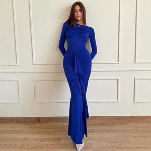 Robe moulante bleue à manches longues avec détails plissés et design croisé chic