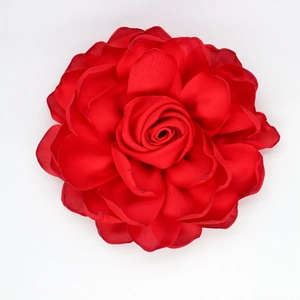 Nahaufnahme einer roten Stoffblume aus Satin mit detaillierten Rosenblättern für DIY-Zubehör