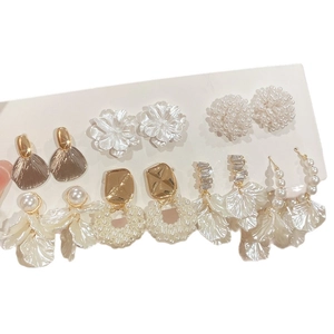 Blumen Perlen Ohrring Set mit Goldfinish und Strasssteinen auf weißer Displaykarte