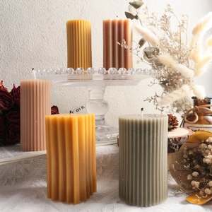 Velas de columna estriadas en colores Morandi con flores secas para decorar hogar