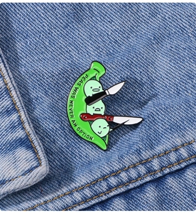 Insigne en émail cosse de pois verte avec texte amusant sur une veste en jean