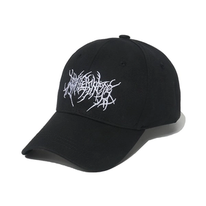 Klassische schwarze Baseballkappe mit weißer Gothic-Stickerei und gebogenem Rand