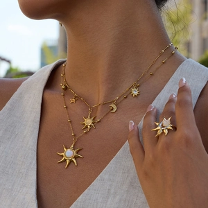 Set di gioielli di lusso in titanio dorato con collana e anello con pendente sole luna opale