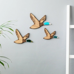 Lot de trois canards volants en bois pour décoration murale avec touches colorées