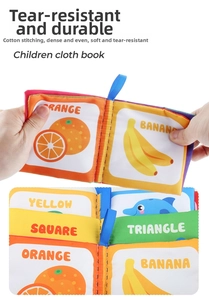 Dettaglio di un libro in tessuto per neonati con cuciture robuste e motivi educativi