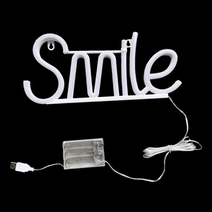 Détail de l'enseigne néon Smile blanche avec câble USB et boîtier à piles intégré