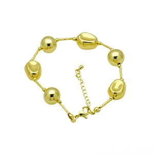 Dettaglio del bracciale placcato oro 18k con perle tonde e ovali e chiusura a moschettone