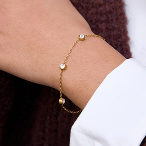 Elegante goudvergulde roestvrijstalen armband met drie ronde zirkonia steentjes voor vrouwen