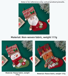 Détail de chaussettes de Noël brodées en 3D avec motifs de Père Noël, Bonhomme de neige et Élan