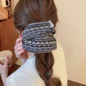 Détail du bandeau en tissu rayé rétro avec texture de coton et style bohème chic