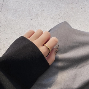 Minimalist 925 sterling silver winding geometric ring in gold finish worn by model