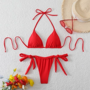 Bikini rosso a due pezzi con top a triangolo plissettato e slip con laccetti laterali
