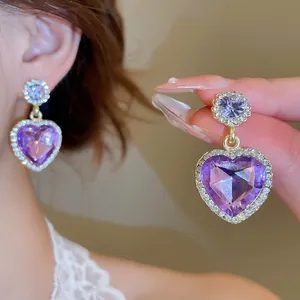 Boucles d'oreilles cœur violettes exquises avec halo de diamants et placage or 18K