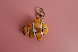 Portachiavi a forma di pesce pagliaccio lavorato a mano con strisce arancio e bianco