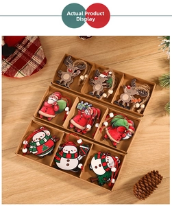 Détail de neuf ornements de Noël en bois coloré dans une boîte en papier kraft