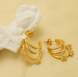 Détail de boucles d'oreilles triple couche en or avec zircones pour femmes élégantes