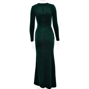 Vue arrière d'une robe longue moulante en velours vert foncé avec des manches longues