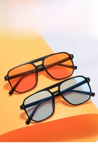 Détail de lunettes de soleil vintage à double pont avec verres orange et rivets argent