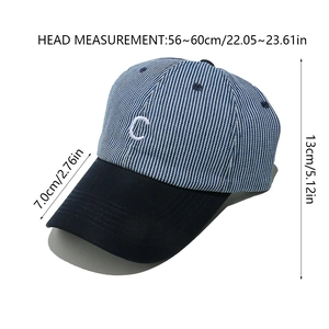 Dimensions détaillées d'une casquette rayée bleue avec broderie de la lettre C.