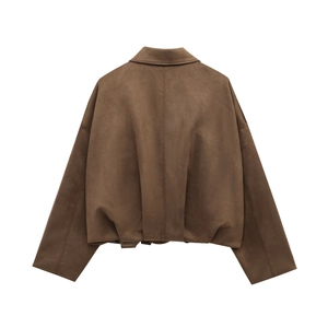 Vista posteriore del bomber marrone effetto scamosciato con spalle scese e pieghe sul retro