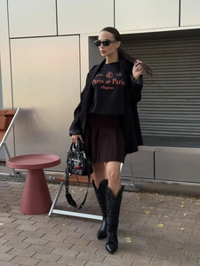 Βαμβακερό T-shirt με σχέδιο Paris, σακάκι και καφέ πλισέ φούστα σε στυλ street fashion