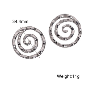 Détail de boucles d'oreilles spirales argentées avec texture martelée, diamètre 34,4 mm