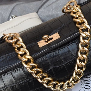 Schicke schwarze Handtasche in Krokodil-Optik mit goldener Kette und glänzendem Schloss