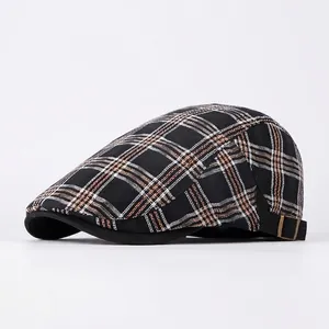 Gorra plana clásica de cuadros negros y beige con hebilla de metal ajustable
