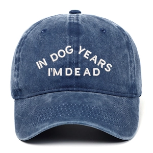 Détail de la broderie blanche sur une casquette de baseball en jean bleu marine délavé