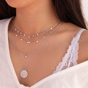 Collana a strati in argento 925 con pendente a stella e disco tondo in rilievo sole