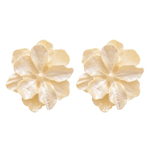 Boucles d'oreilles fleurs en acrylique blanc crème avec pétales nacrés élégants