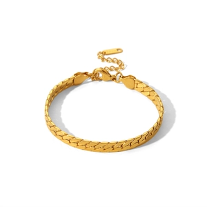 Détail du bracelet chaîne serpent dorée avec extension réglable et fermoir mousqueton