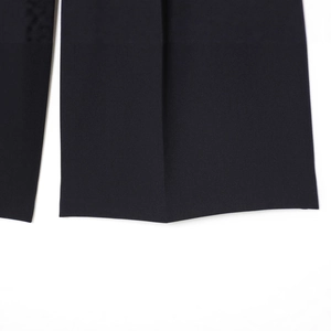 Short décontracté femme bleu marine avec surpiqûres contrastées et ourlet de jambe