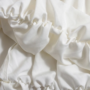 Vue macro détaillée du tissu plissé blanc avec volants élastiques et texture textile fine