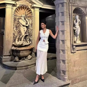 Ensemble élégant de gilet blanc en tricot et jupe longue plissée pour femme chic