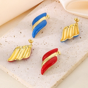 Boucles d'oreilles modernes en acier titane plaqué or 18 carats avec émail bicolore