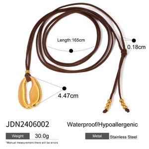 Collier avec pendentif coquillage plaqué or 18k et cordon de 165cm en acier inoxydable