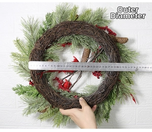 Detailansicht eines Weihnachtskranzes mit roten Kardinalvögeln, Beeren und Kiefernnadeln Maße