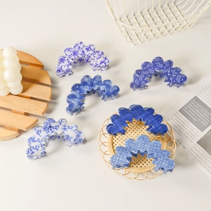 Set di mollette per capelli a onda blu e bianche con bordi smerlati e motivi