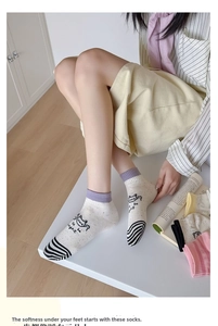 Détail de chaussettes en coton à motif chat mignon avec revers violets et motifs colorés