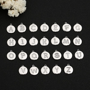 Set de 26 colgantes redondos de letras con circonitas plateadas para joyas DIY