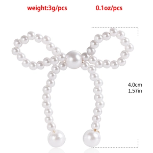 Detailed view of handmade pearl bow earring with dimensions and weight at 3g and 4cm