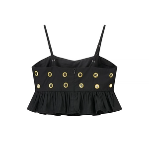 Détail d'un crop top noir avec des œillets décoratifs et un ourlet à volants élégant